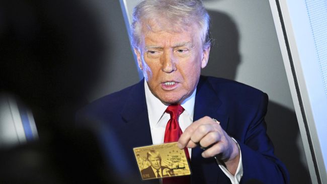 Президент США Дональд Трамп демонстрирует золотую карту