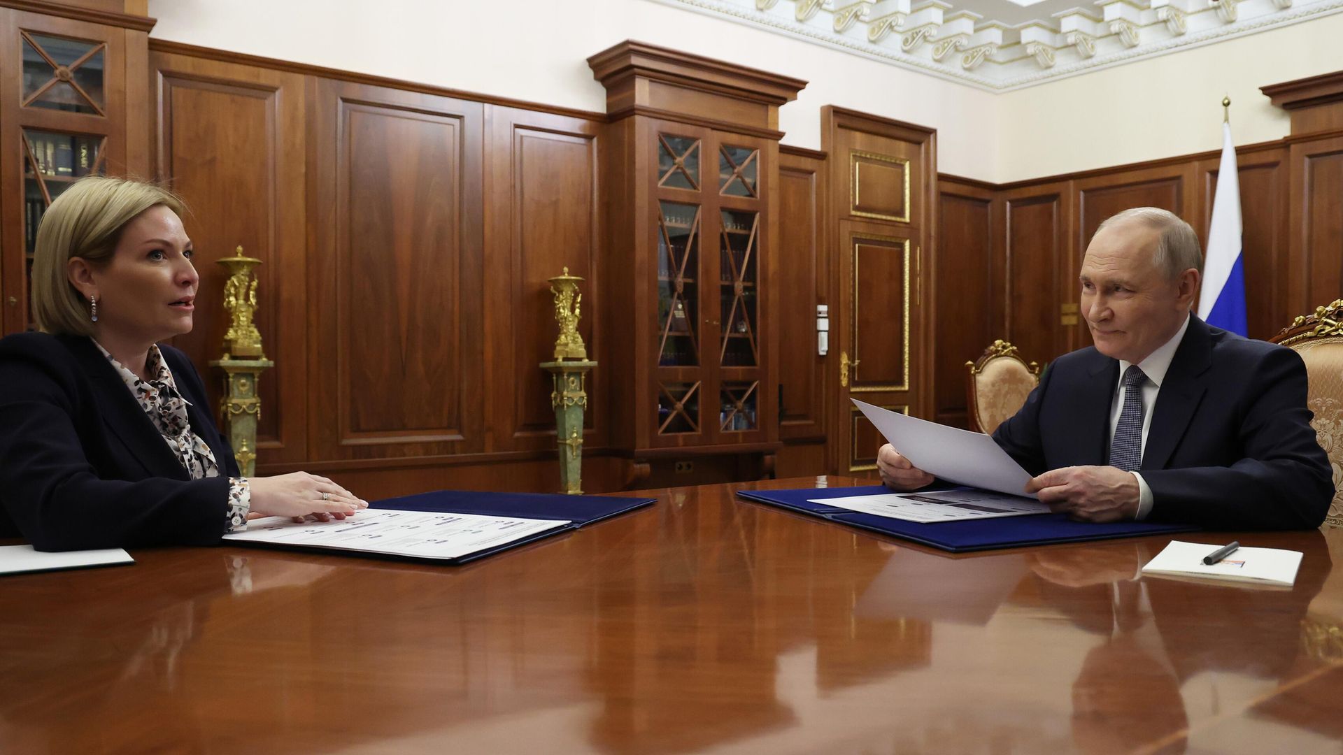 Президент РФ Владимир Путин и министр культуры Ольга Любимова во время встречи - РИА Новости, 1920, 04.04.2025