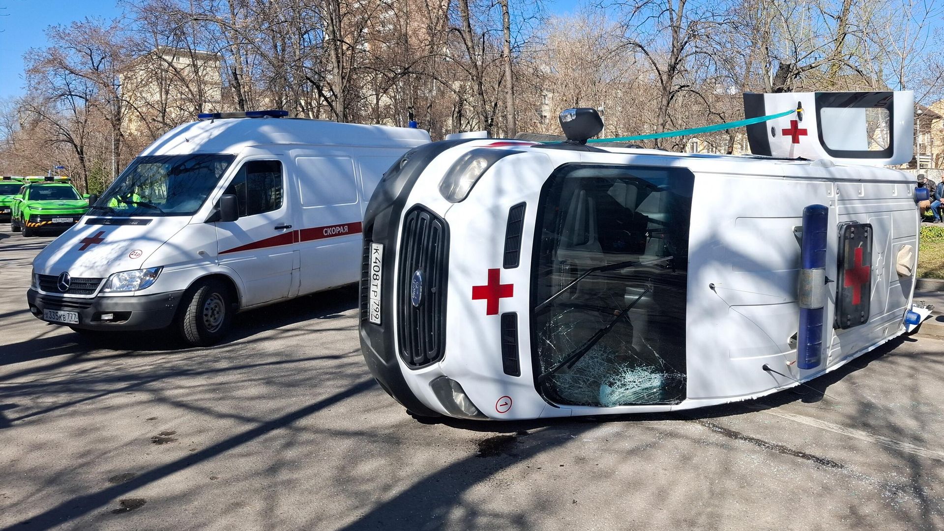Последствия ДТП с участием машины скорой помощи и легкового автомобиля Mercedes в Москве Последствия ДТП с участием машины скорой помощи и легкового автомобиля Mercedes в Москве - РИА Новости, 1920, 04.04.2025