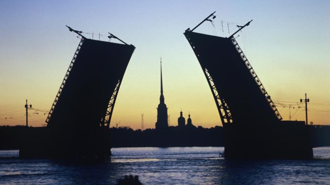 Дворцовый мост в Санкт-Петербурге