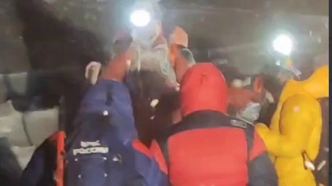 Спасатели оказали помощь двум туристам из Чехии и Словакии, которые заблудились во время восхождения на Эльбрус