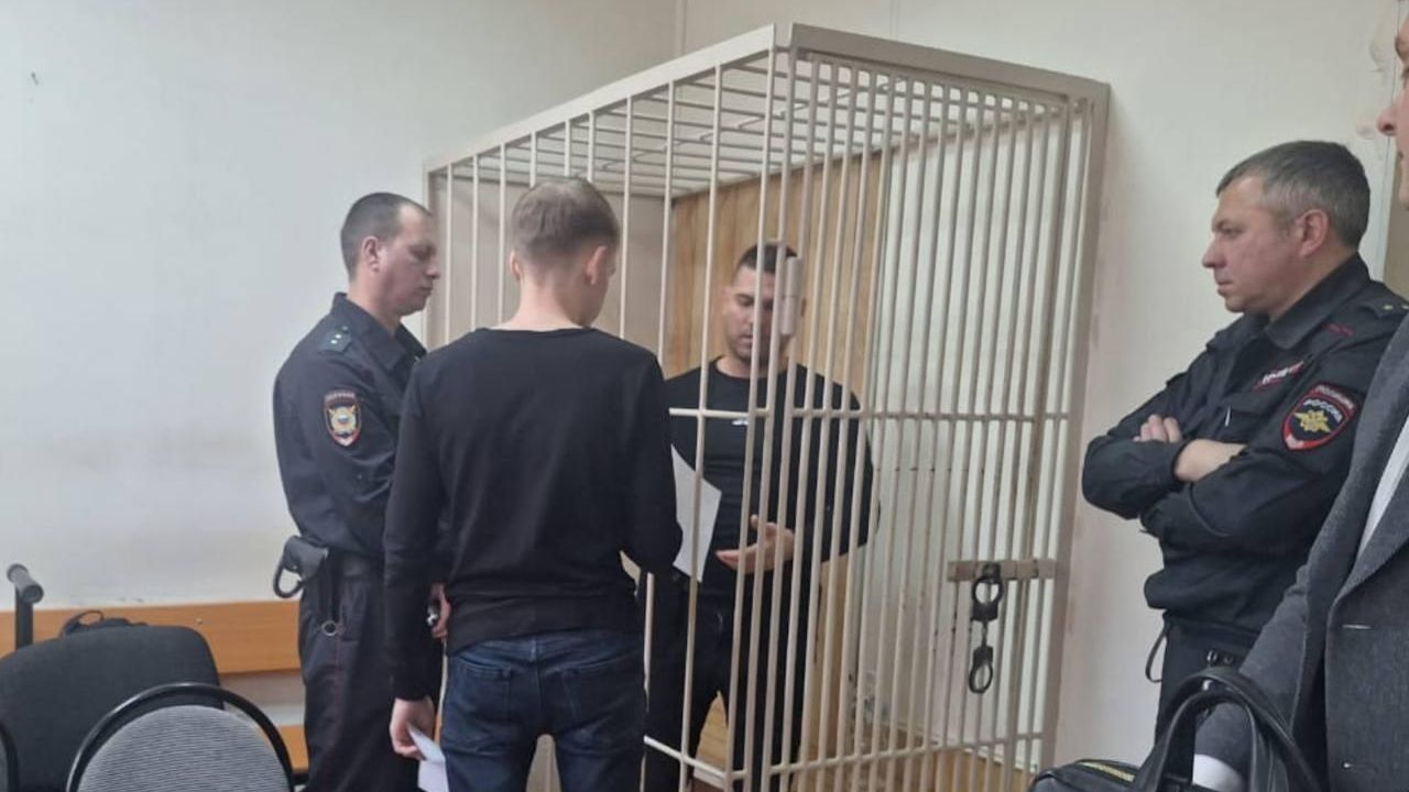 Полицейский, обвиняемый в избиении своей жены во Владивостоке Полицейский, обвиняемый в избиении своей жены во Владивостоке - РИА Новости, 1920, 05.04.2025