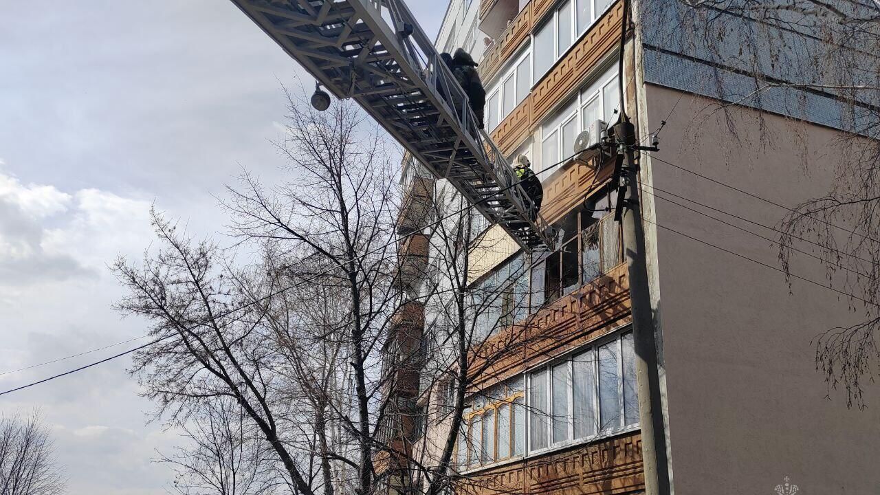 Эвакуация жителей многоквартирного дома в Пензе. 5 апреля 2025 Эвакуация жителей многоквартирного дома в Пензе. 5 апреля 2025 - РИА Новости, 1920, 05.04.2025