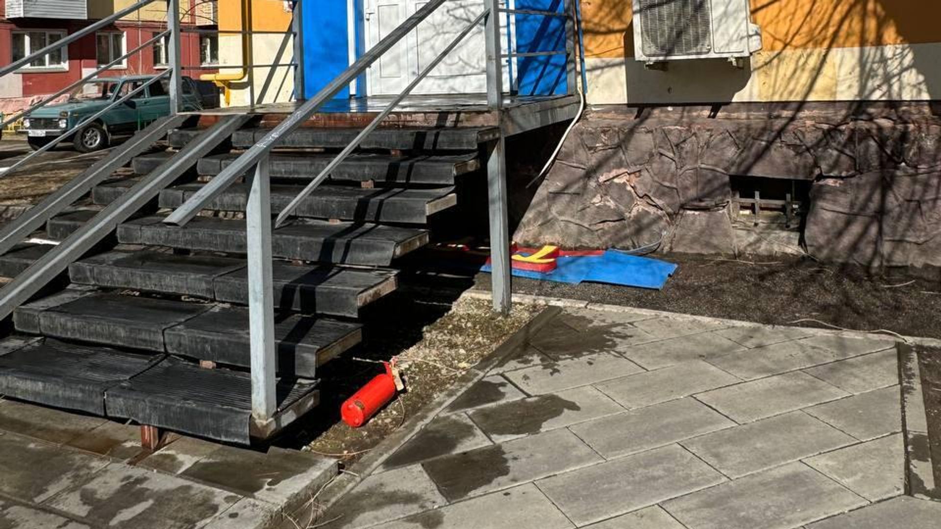 Место падения пожилой жительницы Красноярска с балкона 3-го этажа во время шквалистого ветра. 5 апреля 2025 Место падения пожилой жительницы Красноярска с балкона 3-го этажа во время шквалистого ветра. 5 апреля 2025 - РИА Новости, 1920, 05.04.2025