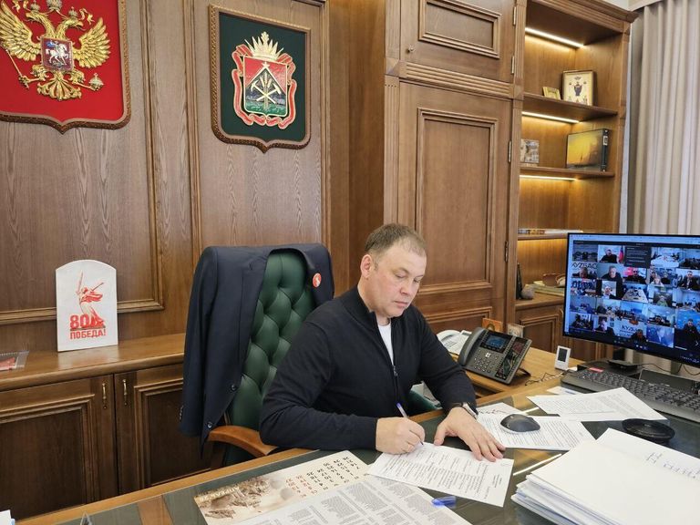Губернатор Кемеровской области Илья Середюк проводит оперативный штаб с главами муниципальных образований и оперативными службами