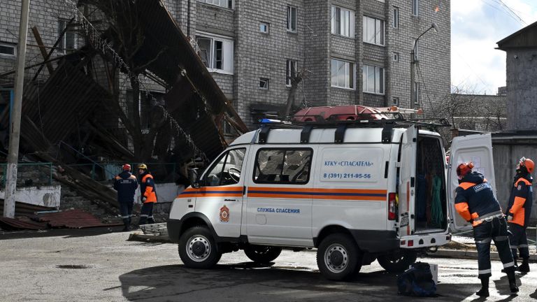 Члены отряда КГКУ Спасатель работают на месте падения крыши жилого пятиэтажного дома на Северо-Енисейской улице в результате ураганного ветра в Красноярске Члены отряда КГКУ Спасатель работают на месте падения крыши жилого пятиэтажного дома на Северо-Енисейской улице в результате ураганного ветра в Красноярске