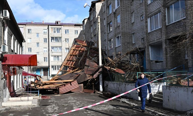 Сорванная ураганным ветром крыша жилого пятиэтажного дома на Северо-Енисейской улице в Красноярске