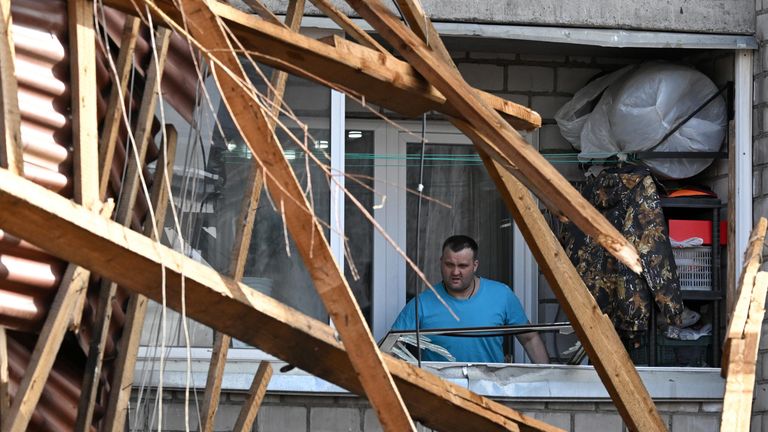 Мужчина осматривает разрушения в лоджии своей квартиры жилого пятиэтажного дома, повреждённой в результате падения крыши во время ураганного ветра, на Северо-Енисейской улице в Красноярске Мужчина осматривает разрушения в лоджии своей квартиры жилого пятиэтажного дома, повреждённой в результате падения крыши во время ураганного ветра, на Северо-Енисейской улице в Красноярске