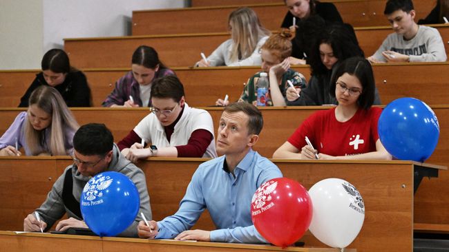 Студенты-медики пишут Тотальный диктант в Тихоокеанском Медицинском университете. 5 апреля 2025