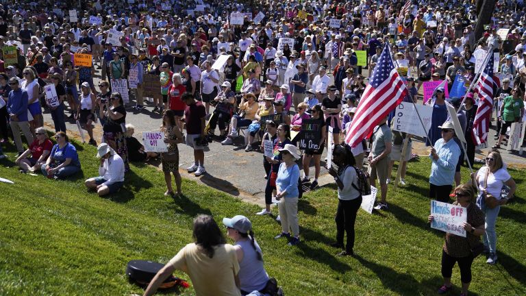 Акция протеста против политики Трампа в Северной Каролине, США. 5 апреля 2025
