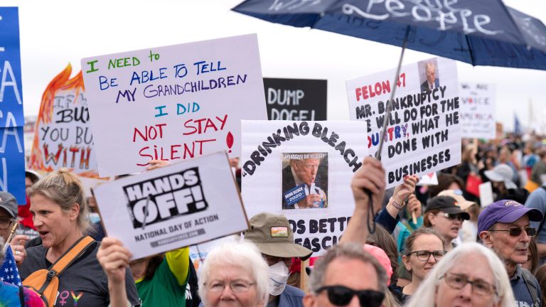 Акция протеста против политики Трампа в Вашингтоне, США. 5 апреля 2025