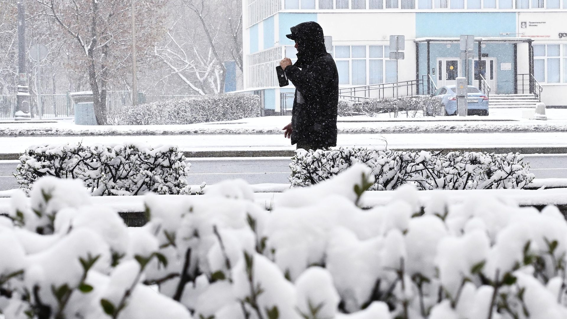 Мужчина во время снегопада в Москве Мужчина во время снегопада в Москве - РИА Новости, 1920, 02.05.2025