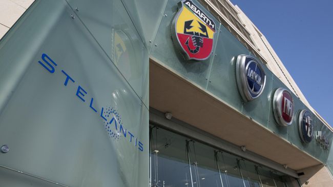 Логотип Stellantis на здании офиса