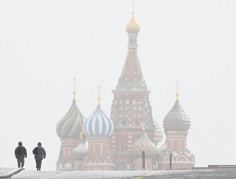 Сотрудники полиции на Красной площади во время снегопада в Москве Сотрудники полиции на Красной площади во время снегопада в Москве