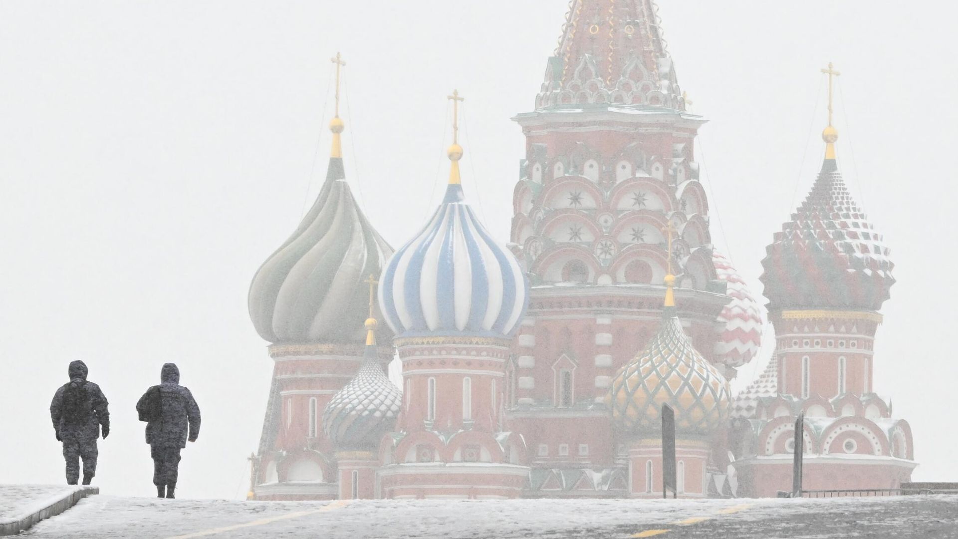 Сотрудники полиции на Красной площади во время снегопада в Москве Сотрудники полиции на Красной площади во время снегопада в Москве - РИА Новости, 1920, 13.11.2025