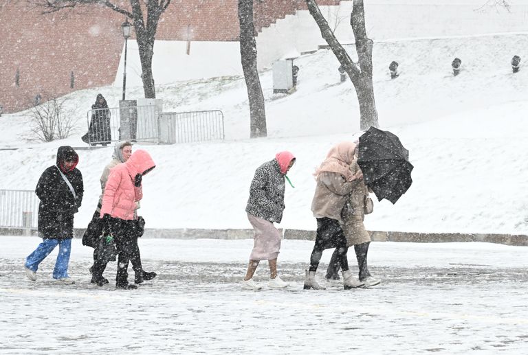 Люди во время снегопада в Москве Люди во время снегопада в Москве