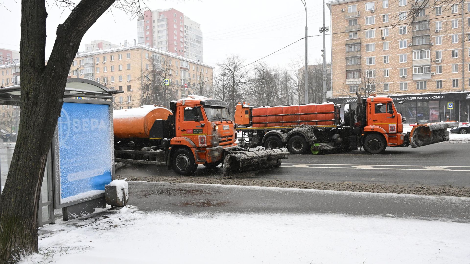 Снегоуборочная техника на Ленинском проспекте во время снегопада в Москве. 6 апреля 2025 - РИА Новости, 1920, 06.04.2025