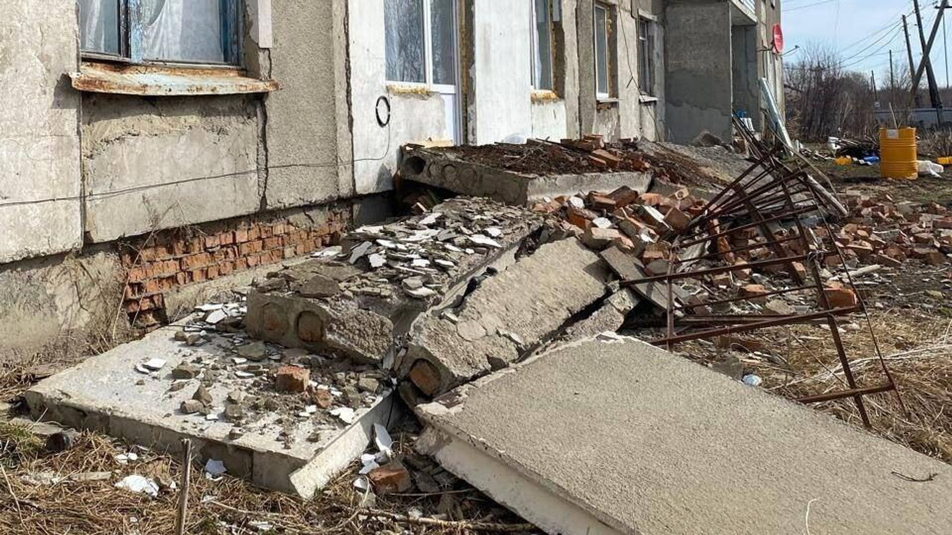 Место обрушения балкона в многоквартирном жилом доме в селе Светлоозерском Бийского района Алтайского края. 6 апреля 2025 - РИА Новости, 1920, 06.04.2025