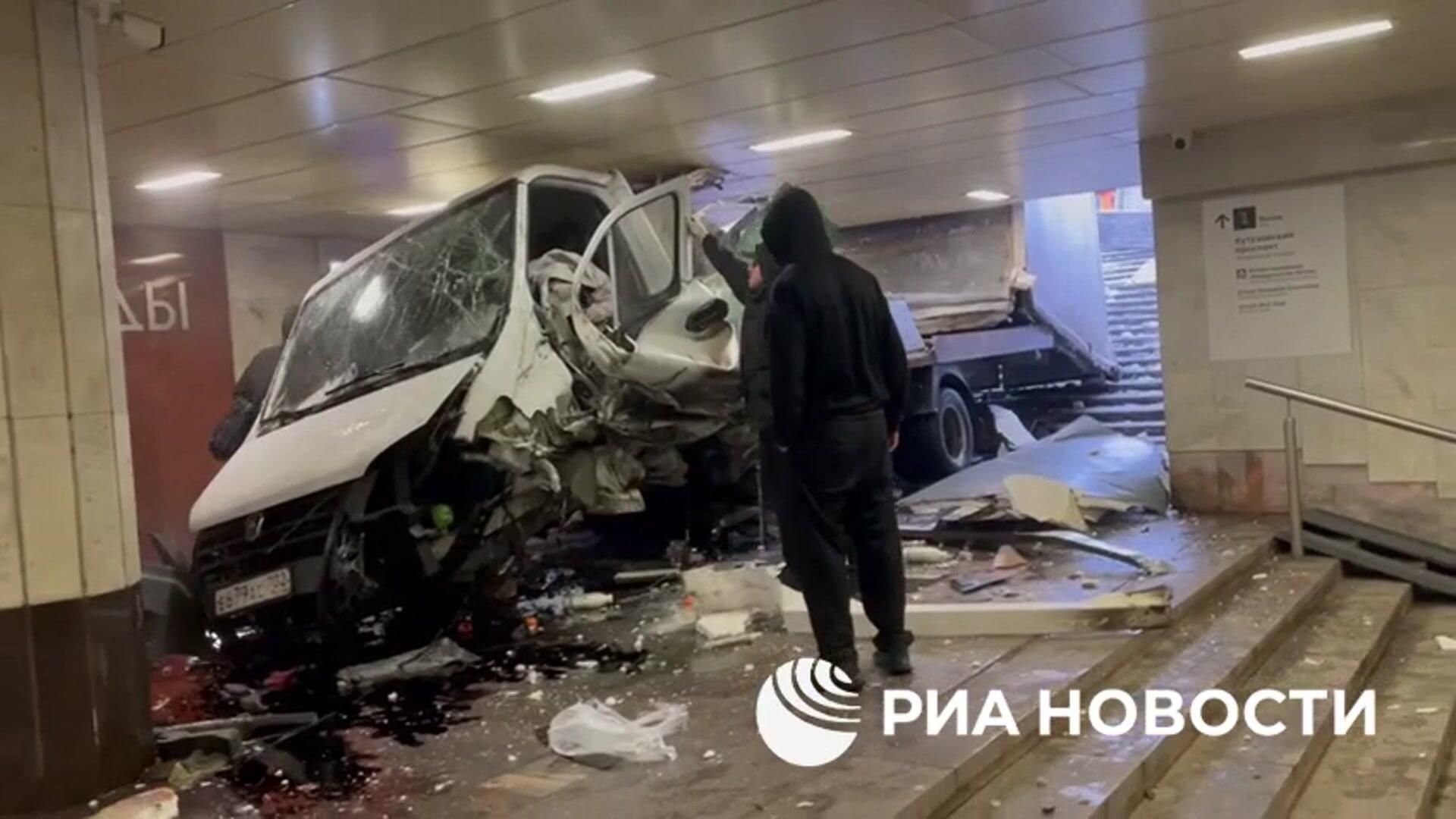 Грузовая Газель в подземном переходе в метро Парк Победы в Москве Грузовая Газель в подземном переходе в метро Парк Победы в Москве - РИА Новости, 1920, 07.04.2025
