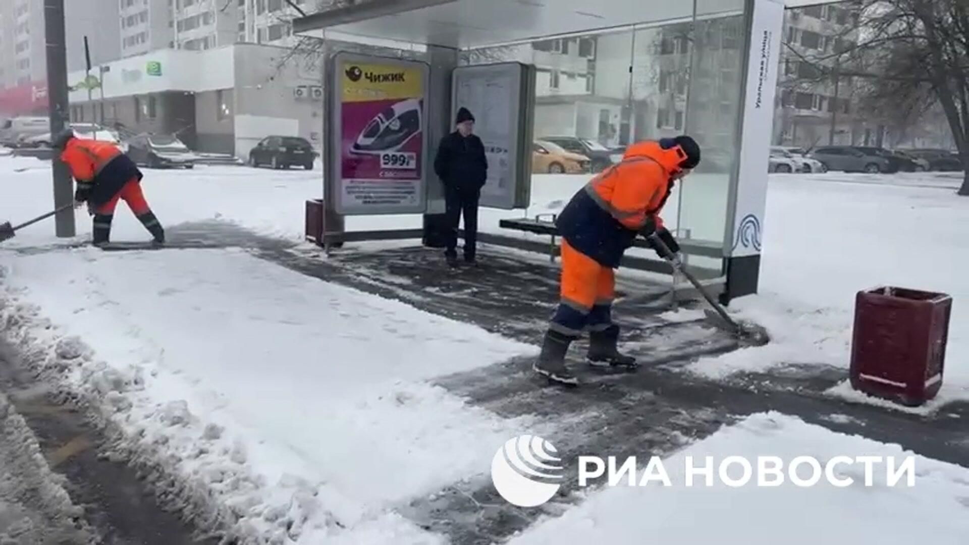 Ликвидация последствий сильного снегопада в Москве Ликвидация последствий сильного снегопада в Москве - РИА Новости, 1920, 07.04.2025