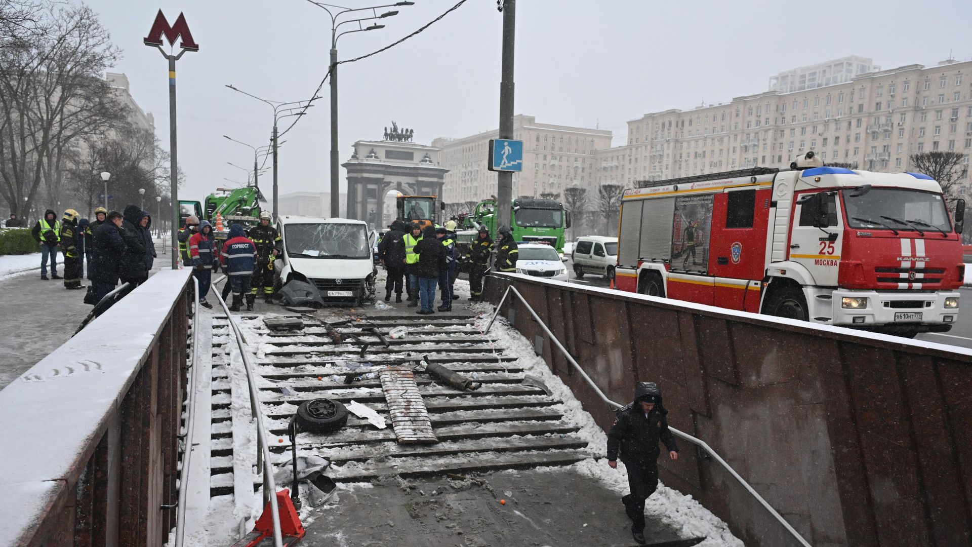 Грузовая Газель въехала в подземный переход в метро Парк Победы Грузовая Газель въехала в подземный переход в метро Парк Победы - РИА Новости, 1920, 07.04.2025