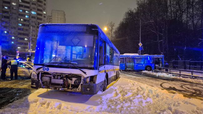 Последствия столкновения двух автобусов на улице Грина в Северном Бутово