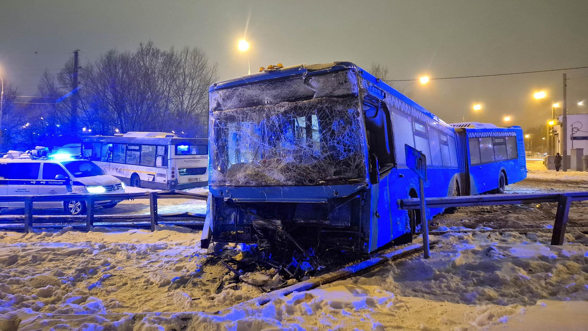 Последствия ДТП с участием двух автобусов на улице Грина на юго-западе Москвы - РИА Новости, 1920, 07.04.2025