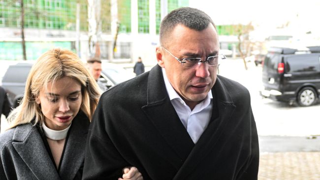 Блогер Дмитрий Портнягин, обвиняемый в легализации денежных средств, у здания Мещанского районного суда Москвы