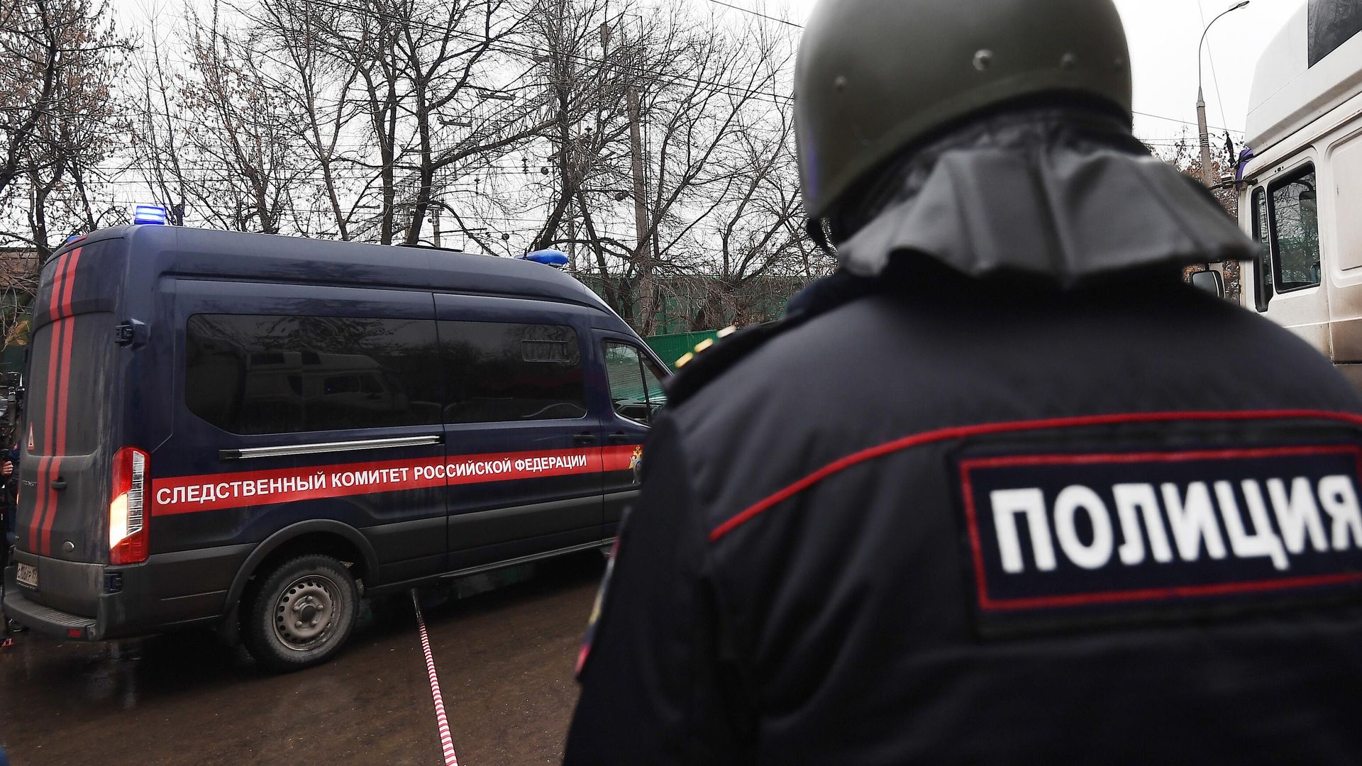 Сотрудник полиции рядом с автомобилем Следственного комитета России - РИА Новости, 1920, 02.12.2025