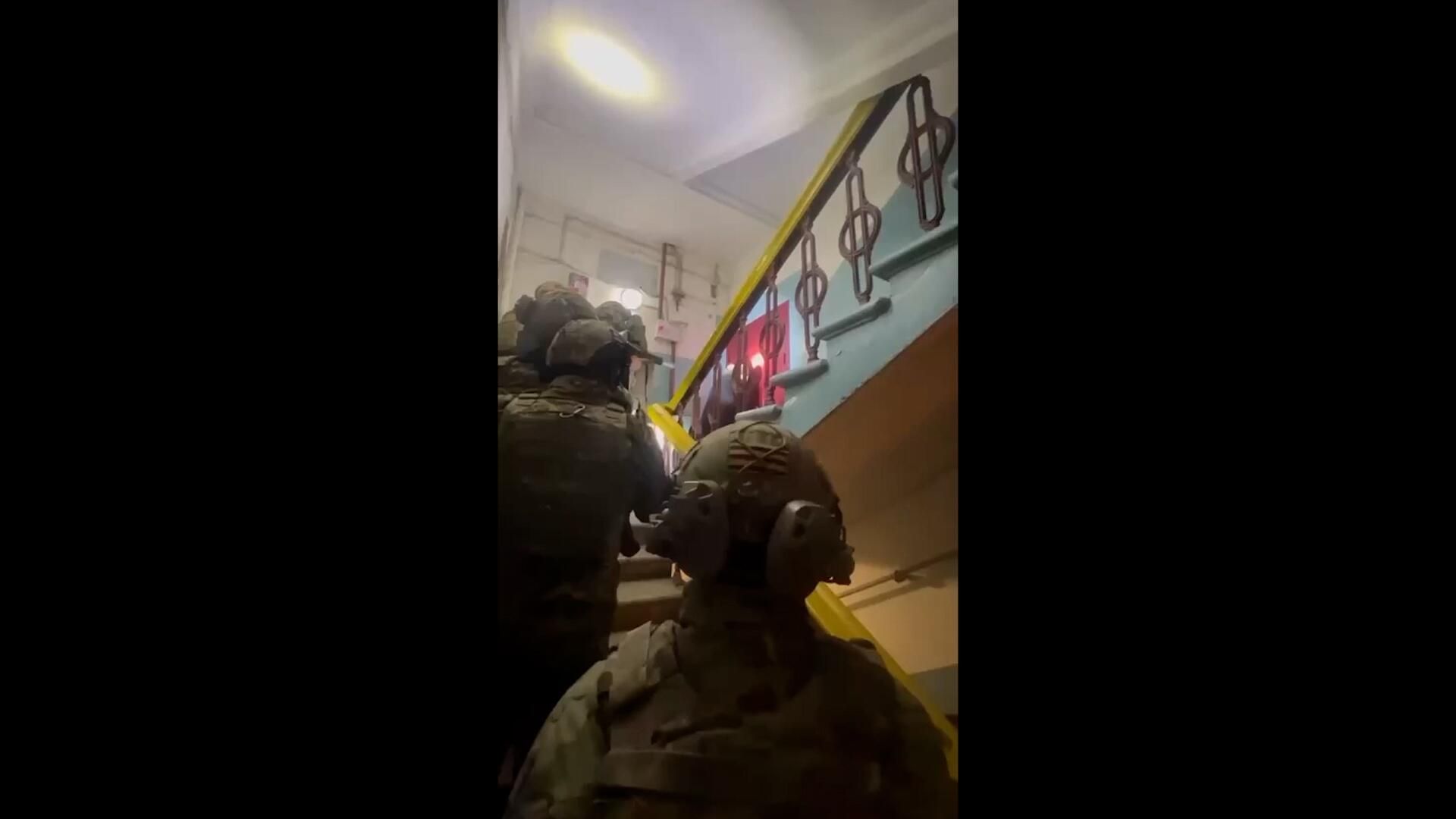 Задержание участников банды в квартире, которые похищали женщин Задержание участников банды в квартире, которые похищали женщин - РИА Новости, 1920, 07.04.2025