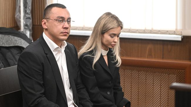 Блогер Дмитрий Портнягин с супругой Екатериной на заседании Мещанского районного суда Москвы