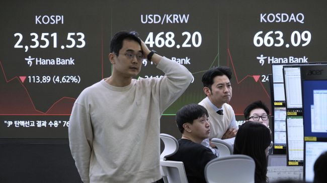 Трейдеры на бирже в Сеуле, Южная Корея. 7 апреля 2025