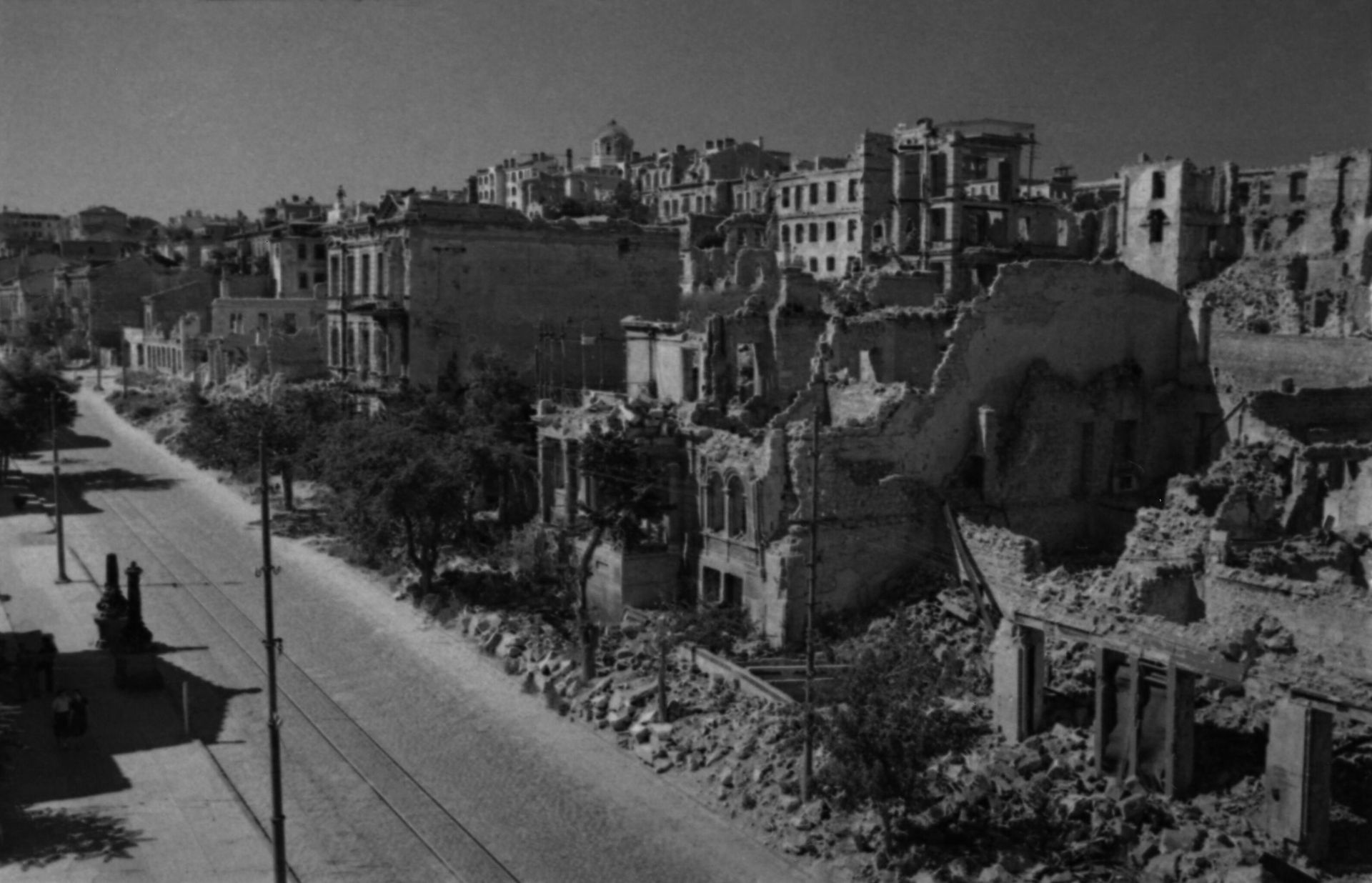 Улица Ленина в Севастополя в первые дни после освобождения города Улица Ленина в Севастополя в первые дни после освобождения города
