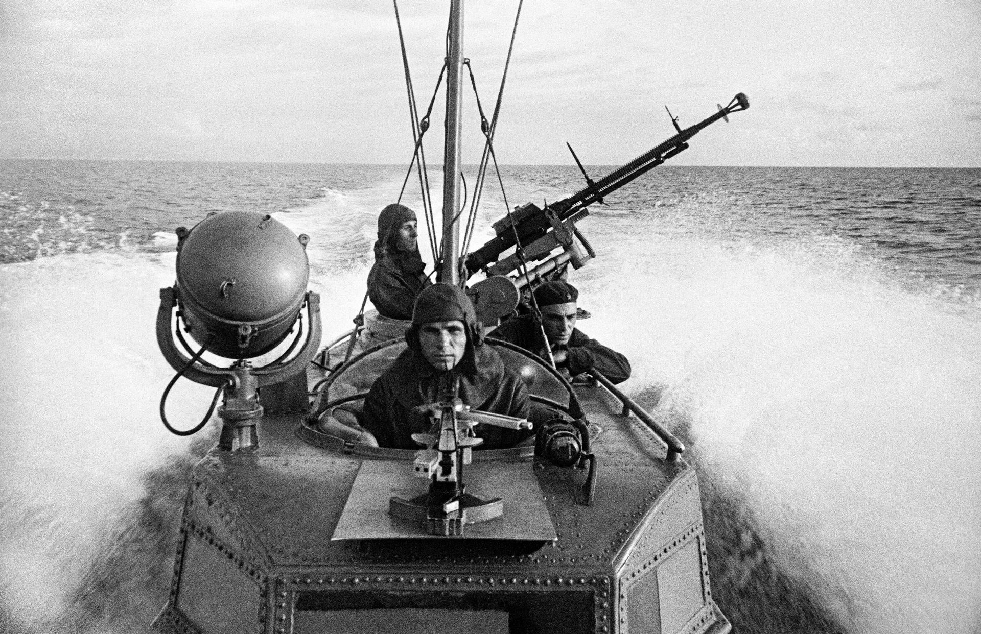 Моряки торпедного катера на выполнении боевого задания Моряки торпедного катера на выполнении боевого задания
