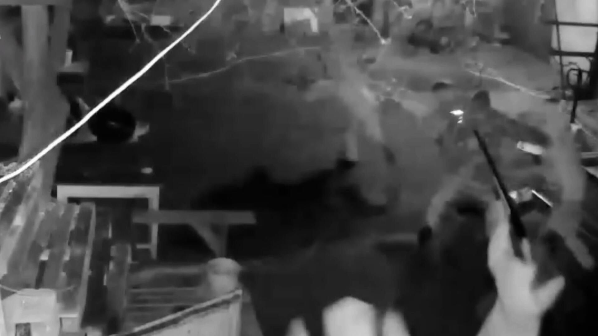 Женщина спасает своего супруга от ТЦК с помощью ружья Женщина спасает своего супруга от ТЦК с помощью ружья - РИА Новости, 1920, 07.04.2025