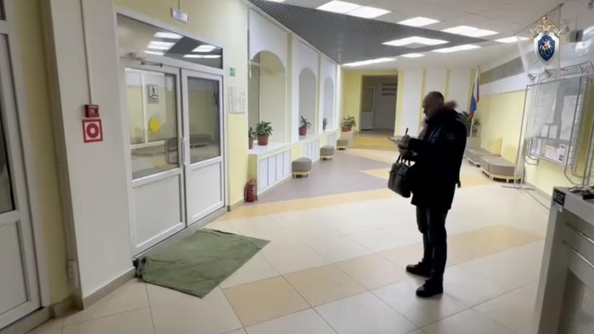 Сотрудник СК России в школе Нового Уренгоя, где учащийся ранил ножом охранника Сотрудник СК России в школе Нового Уренгоя, где учащийся ранил ножом охранника - РИА Новости, 1920, 08.04.2025