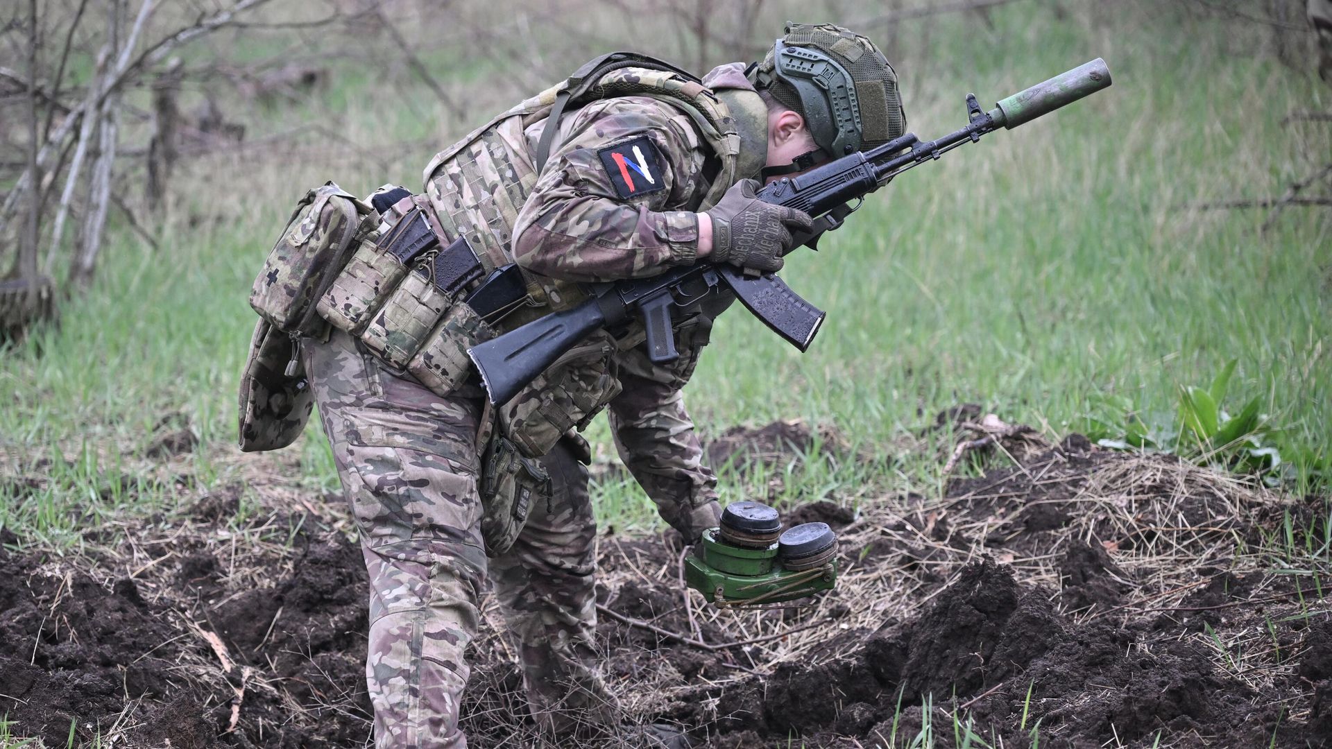 Российский военнослужащий выполняет задачи по разминированию Российский военнослужащий выполняет задачи по разминированию - РИА Новости, 1920, 08.05.2025