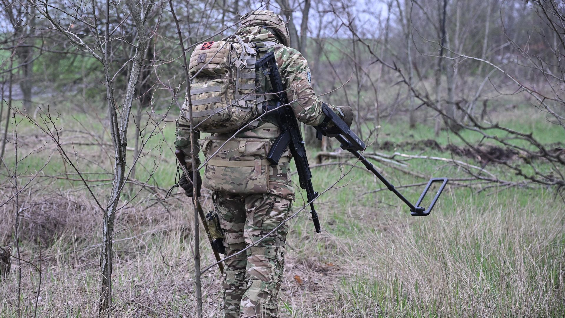 Военнослужащий выполняет задачи по разминированию в зоне СВО - РИА Новости, 1920, 13.07.2025