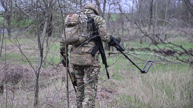 Военнослужащий выполняет задачи по разминированию на территории