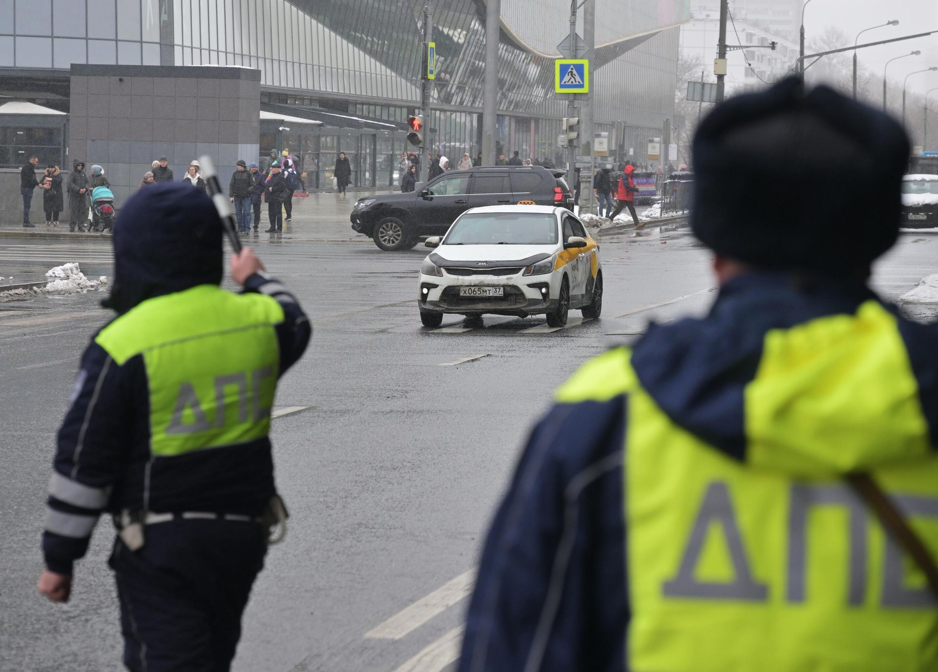 Сотрудники ГИБДД во время рейда по проверке таксистов в Москве - РИА Новости, 1920, 05.12.2025