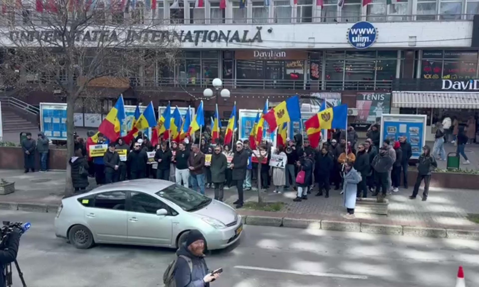 Участники акции протеста у офиса НАТО в Кишиневе. Кадр видео Участники акции протеста у офиса НАТО в Кишиневе. Кадр видео - РИА Новости, 1920, 23.05.2025