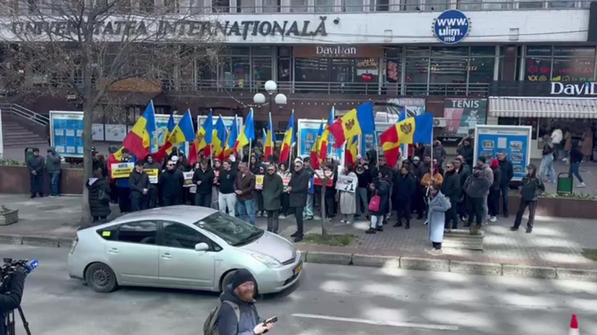 Участники акции протеста у офиса НАТО в Кишиневе. Кадр видео Участники акции протеста у офиса НАТО в Кишиневе. Кадр видео - РИА Новости, 1920, 08.04.2025