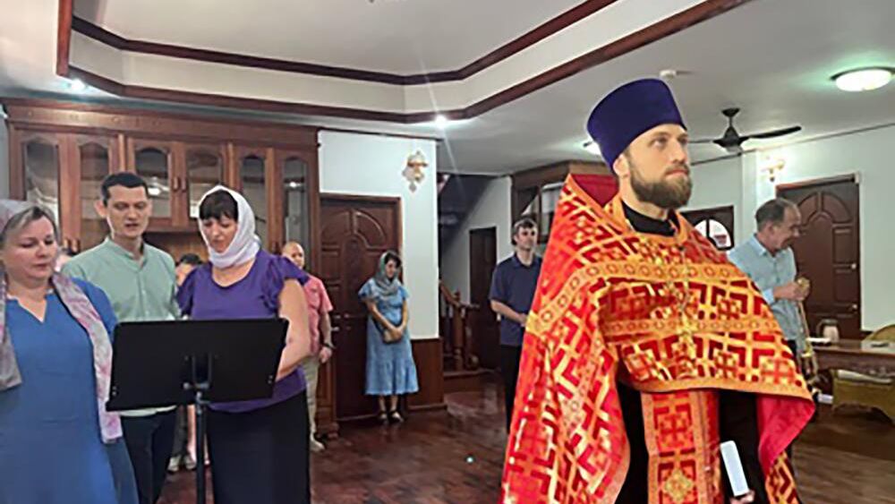 Богослужение в домовом храме прихода благоверного князя Александра Невского во Вьентьяне - РИА Новости, 1920, 08.04.2025