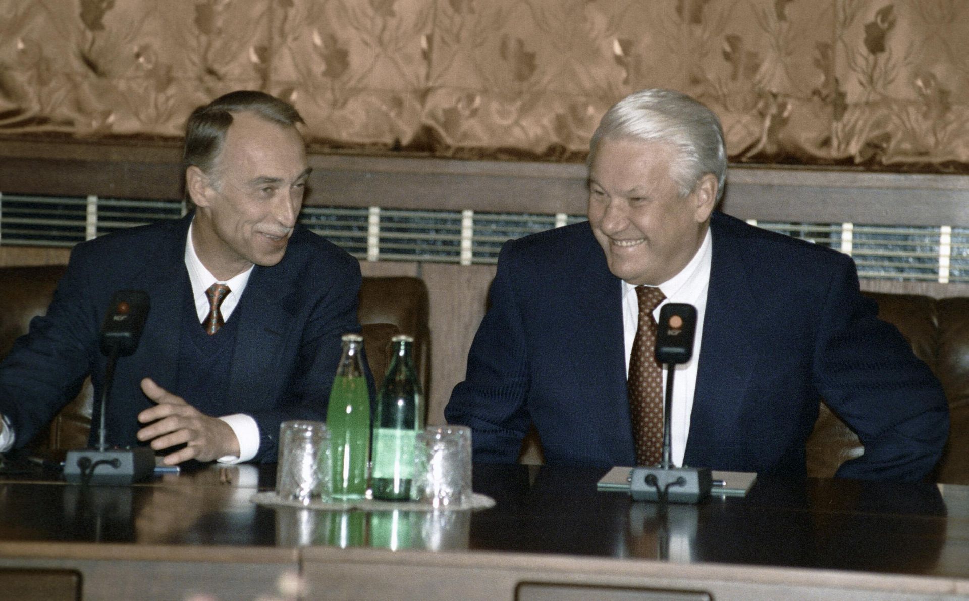 Писатель-сатирик Александр Иванов и Президент РФ Борис Ельцин во время встречи с российскими литераторами Писатель-сатирик Александр Иванов и Президент РФ Борис Ельцин во время встречи с российскими литераторами - РИА Новости, 1920, 08.04.2025