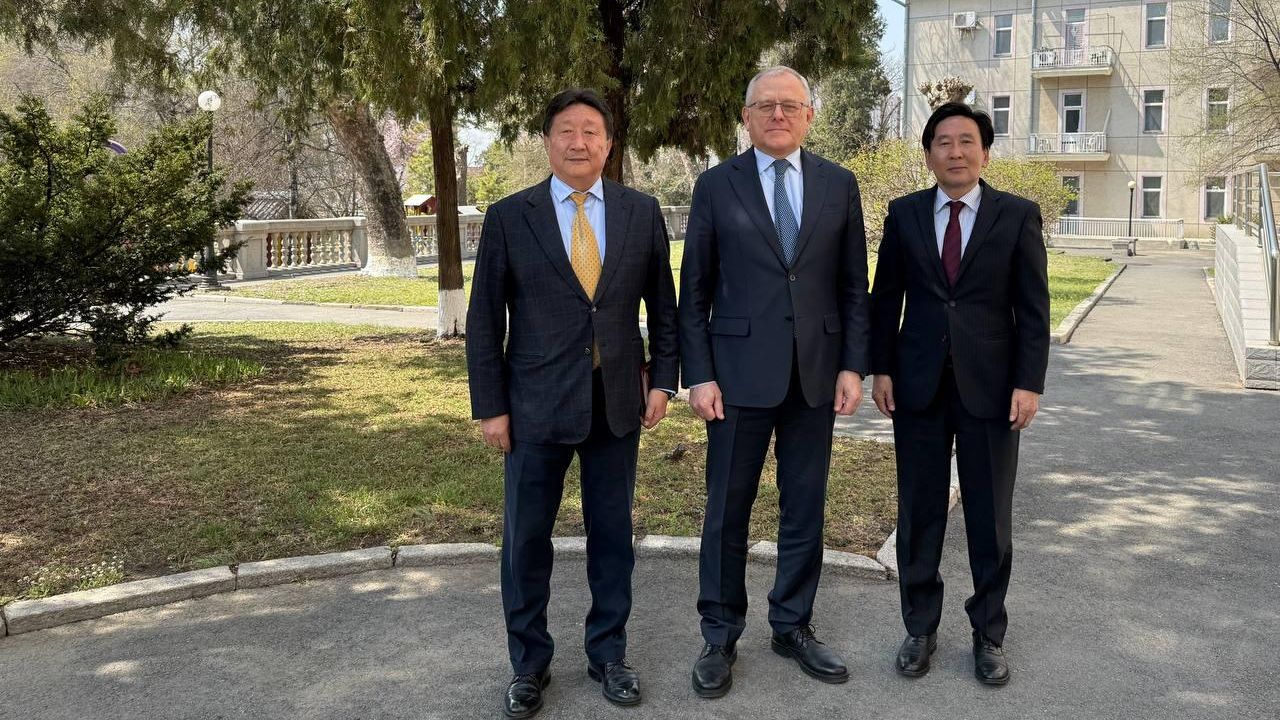 Посол России в КНДР Александр Мацегора и посол Монголии в КНДР Лувсанцэрэн Эрдэнэдаваа (справа) во время встречи. 8 апреля 2025 Посол России в КНДР Александр Мацегора и посол Монголии в КНДР Лувсанцэрэн Эрдэнэдаваа (справа) во время встречи. 8 апреля 2025 - РИА Новости, 1920, 08.04.2025