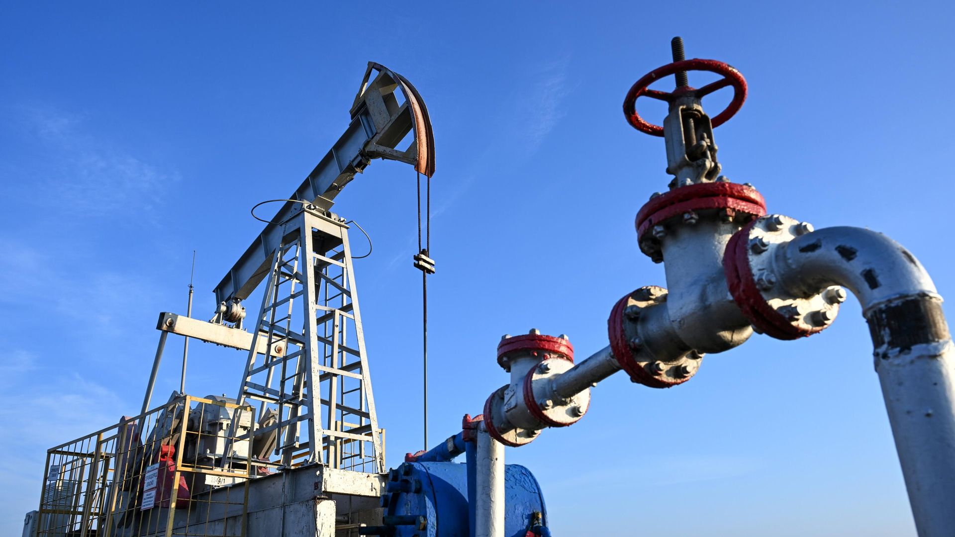 Добыча нефти Добыча нефти - РИА Новости, 1920, 20.06.2025