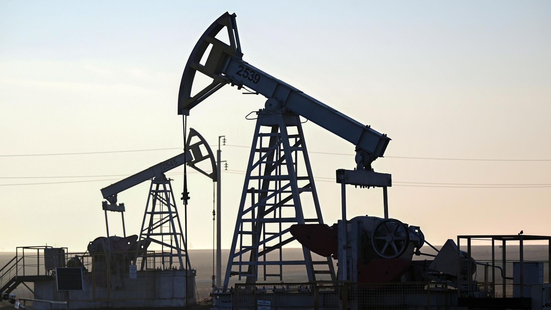 Добыча нефти Добыча нефти - РИА Новости, 1920, 14.08.2025