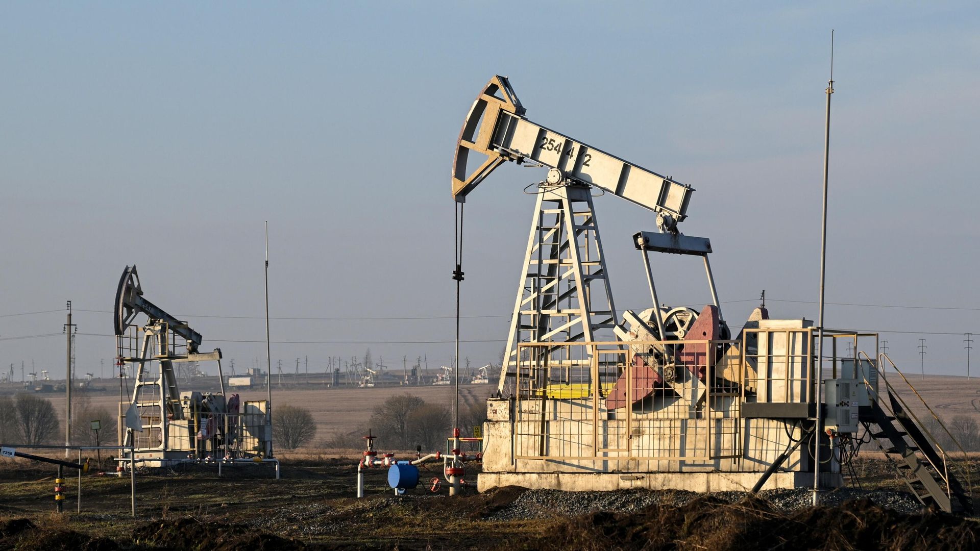 Добыча нефти Добыча нефти - РИА Новости, 1920, 14.04.2025