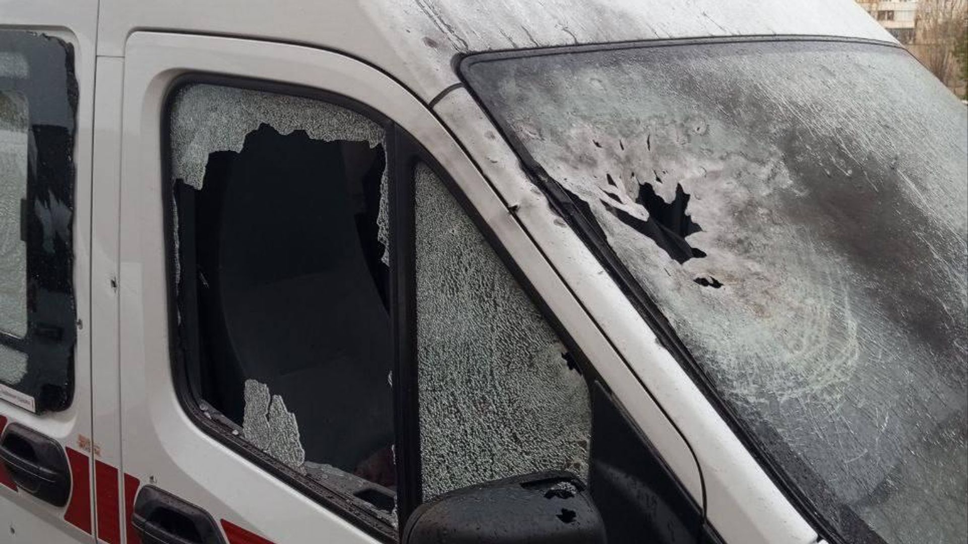 Последствия атаки ВСУ на автомобиль скорой помощи в Новой Каховке Херсонской области - РИА Новости, 1920, 01.05.2025