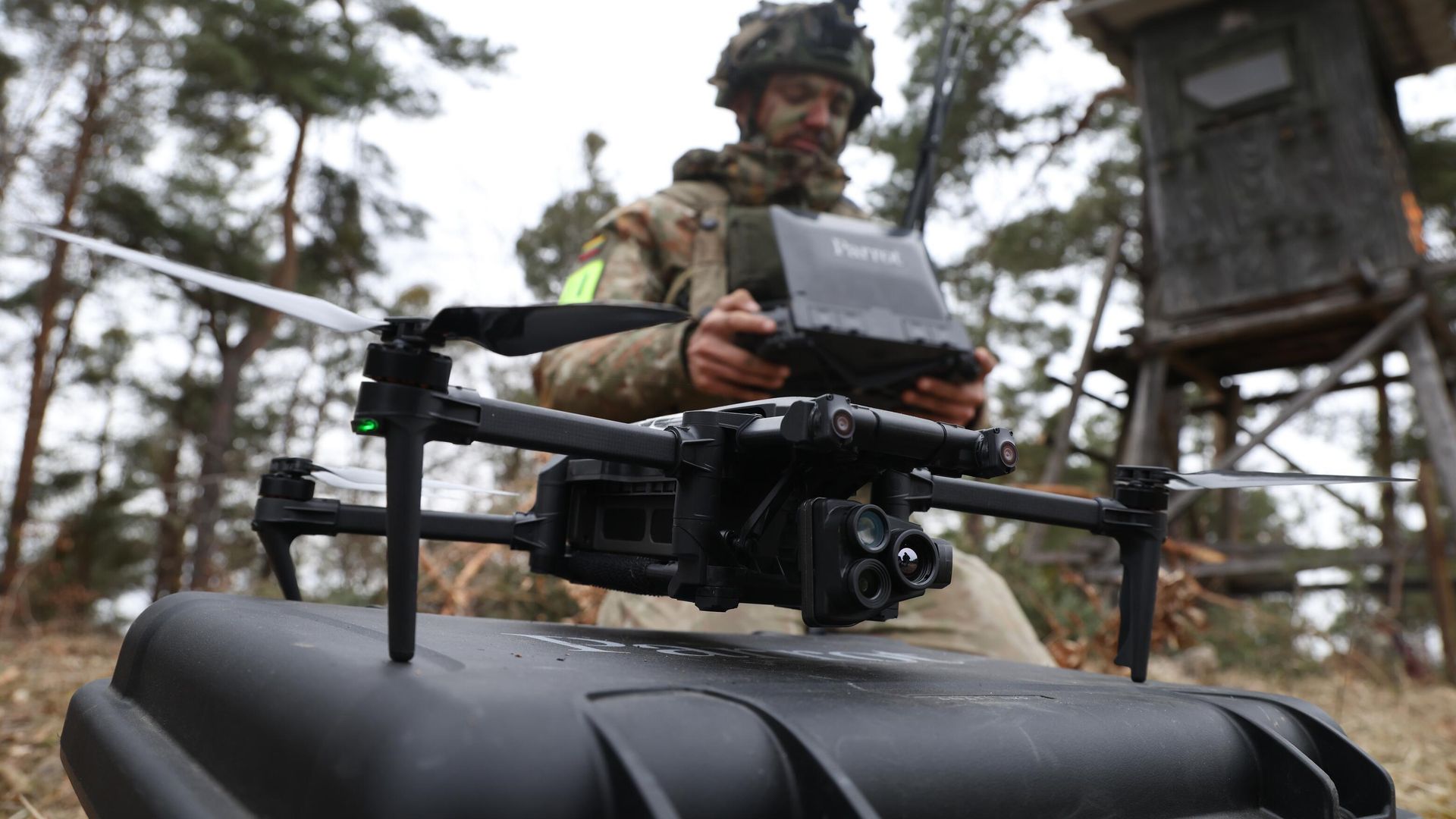 Военный готовится запустить разведывательный беспилотник Parrot во время военных учений в Германии  - РИА Новости, 1920, 09.04.2025
